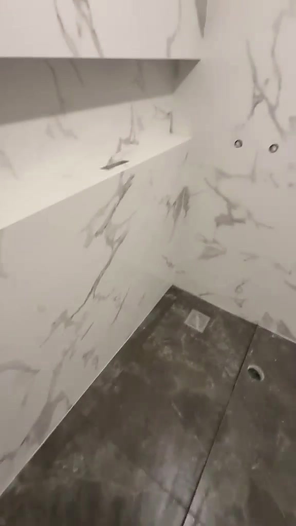 Fase de assentamento de cerâmica e canalização na mesma obra em Leiria