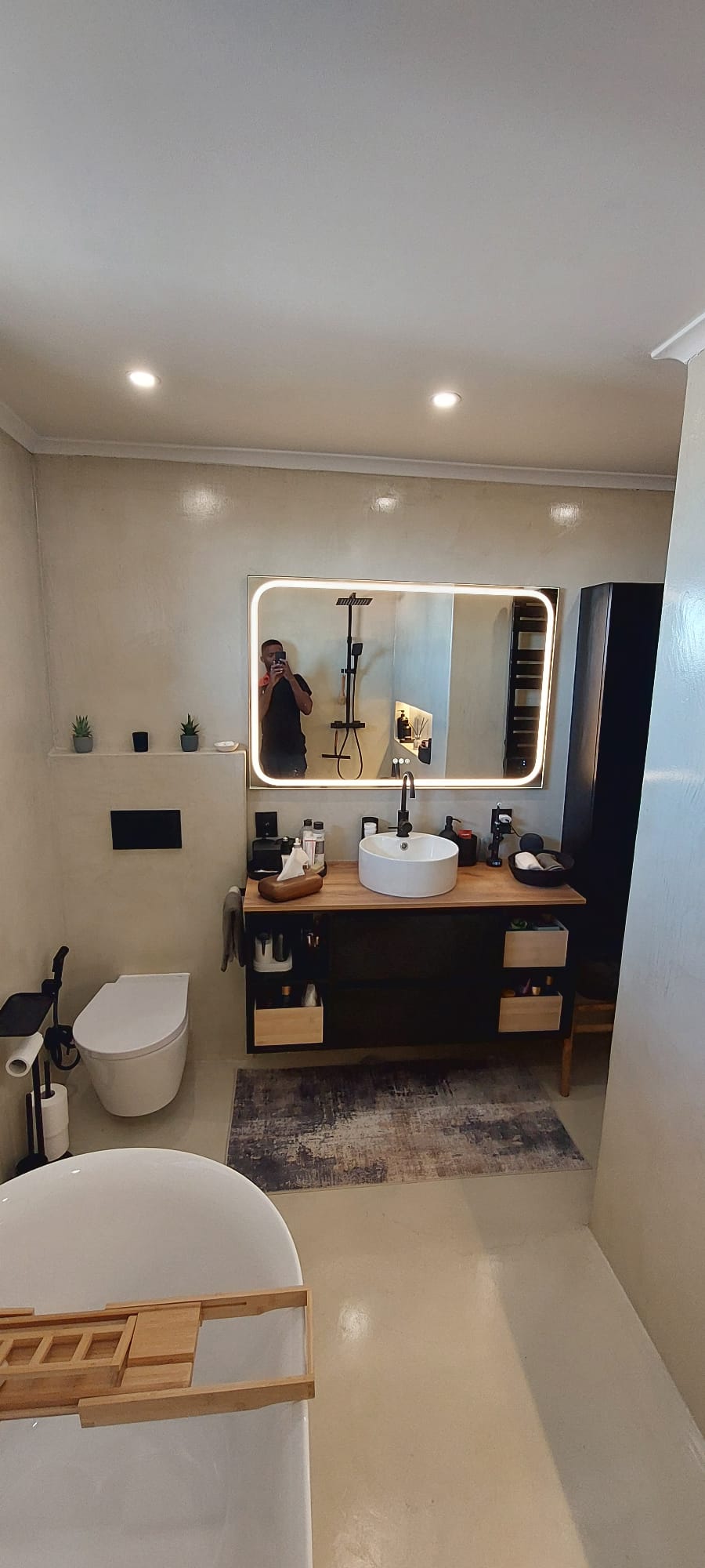 Suite master com banheira oval de imersão, móvel em carvalho e espelho LED em Leiria