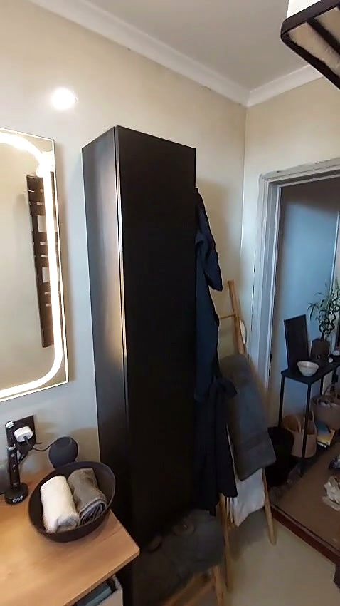Frame de vídeo: ralo linear e piso de duche sem desníveis