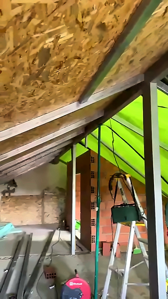 Pormenor interior da asna metálica de cumeeira