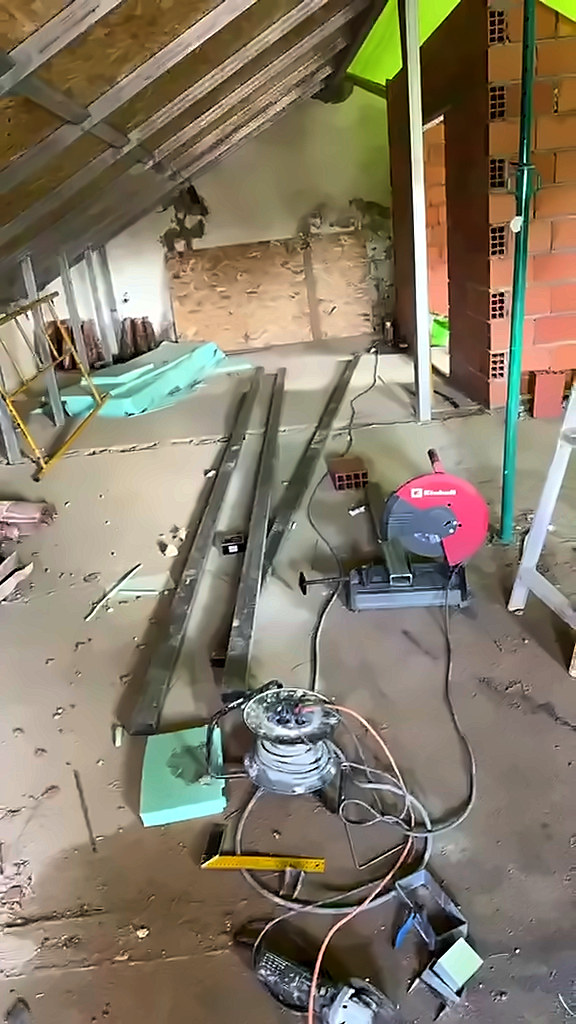 Perfis de aço estrutural galvanizado em estaleiro de obra